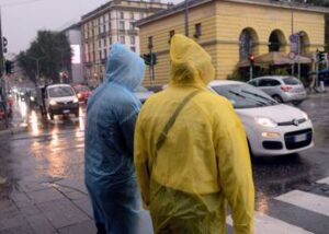 Maltempo Italia oggi allerta arancione in 5 regioni scuole chiuse e rischio nubifragi