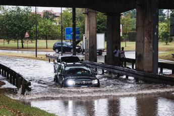 Maltempo bomba dacqua su Milano in unora caduti 40 mm di pioggia Video