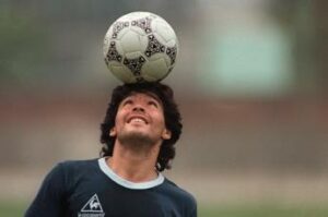 Maradona avrebbe compiuto 64 anni un mito infinito non solo per Napoli e lArgentina