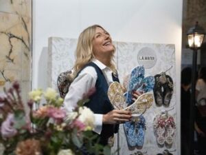 Marche a Roma Sposa tutto per il wedding anche le ciabattine gioiello di Natasha Stefanenko