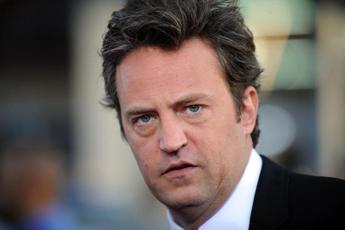 Matthew Perry medico si dichiara colpevole per la morte da overdose dellattore