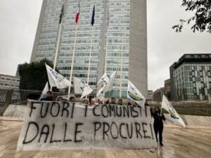 Milano striscione giovani Lega davanti al Pirellone Fuori i comunisti dalle Procure