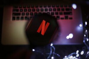 Netflix aumenta ancora i prezzi gli abbonamenti ora costano fino a 20 euro al mese