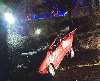 Nuoro auto finisce nella scarpata e si ribalta morti 4 ragazzi