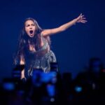 Olivia Rodrigo incidente sul palco cade in una buca durante il concerto Video