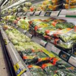 Rifiuti plastica non necessaria in quasi meta alimentari supermercati