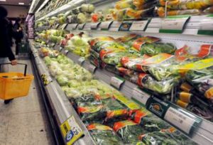 Rifiuti plastica non necessaria in quasi meta alimentari supermercati