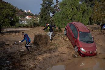 Spagna alluvioni e allagamenti nel sud est diversi morti