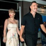 Taylor Swift e Travis Kelce la loro storia damore diventa un film di Natale