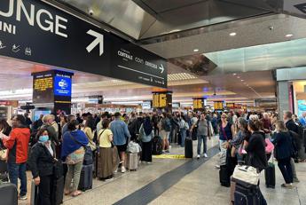 Treni bloccati a Roma Termini la rabbia dei viaggiatori fra attesa e rimborsi