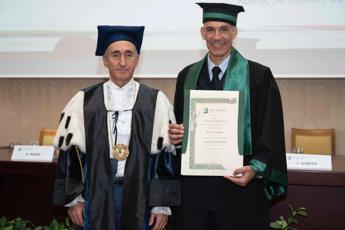 Universita Tor Vergata Dottorato Honoris Causa in Ingegneria Industriale a astronauta Walter Villadei