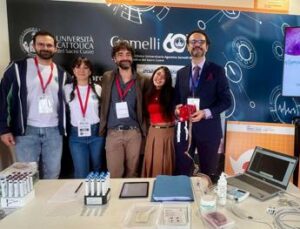 Usare lolfatto come cura caschetto hi tech del Gemelli al Maker Faire Roma