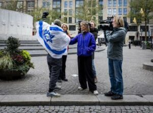 Ajax Maccabi il tifoso israeliano Gruppi colpivano ebrei al grido di Palestina libera