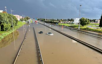 Alluvione Spagna allerta rossa a Barcellona allagamenti e voli cancellati a El Prat Video