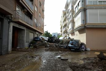 Alluvione Spagna ancora morti a Valencia migliaia di volontari per aiutare