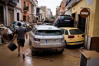 Alluvione Spagna continua allerta meteo. La rabbia di Valencia contro re Felipe e Sanchez