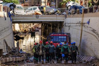 Alluvione in Spagna anziana salvata dopo tre giorni in auto Video