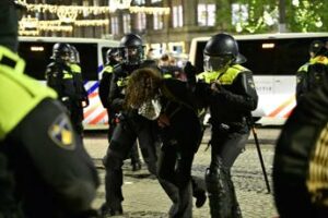 Amsterdam nuova notte di disordini centinaia di arresti