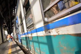 Capotreno presa a schiaffi da passeggero sorpreso a fumare nel treno