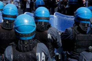 Doppia manifestazione a Bologna scontri tra polizia e collettivi