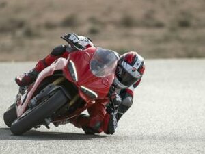 EICMA 2024 Ducati presenta la nuova Panigale V2 e Streetfighter V2