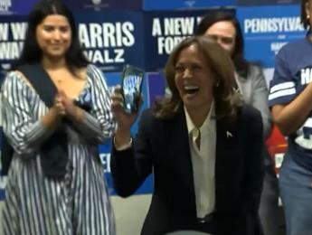 Elezioni Usa Kamala Harris e la telefonata sospetta Video