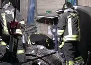 Ercolano esplosione in una fabbrica di fuochi dartificio due morti