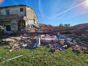 Fiumicino crolla palazzina donna estratta viva dalle macerie Foto