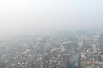 India a Nuova Delhi smog da record e 50 volte sopra limite scuole chiuse Video