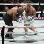 Jake Paul batte Mike Tyson tanti sbadigli e pochi pugni nel match dellanno