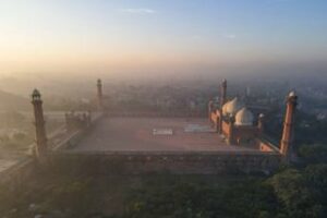 Lahore soffoca smog a livelli record