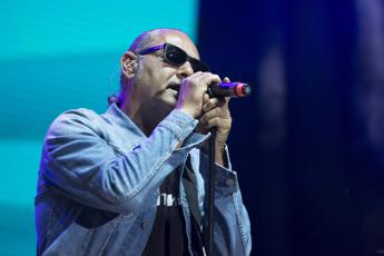 Luca Carboni il ritorno per festeggiare i 40 anni di carriera tra canzoni e pittura