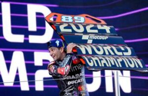 Martin campione MotoGp il discorso e la citazione Come diceva Berlusconi. Video