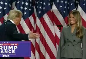 Melania al fianco di Trump dopo voci su divorzio. Il tycoon Strabiliante moglie