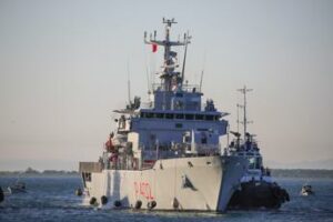 Migranti Albania nave Libra arrivata al porto di Shengjin 8 a bordo