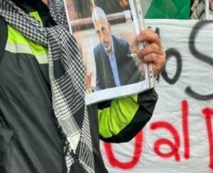 Milano al corteo pro Palestina le foto di Sinwar. Applausi ai ragazzi di Amsterdam