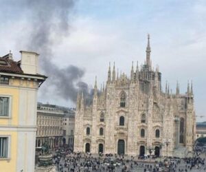 Milano incendio in parcheggio sotterraneo nel centro fumo in Duomo