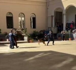 Palermo spari a salve a scuola davanti ai bambini e polemica