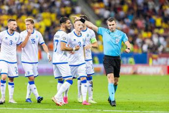 Polemiche in Romania Kosovo cori pro Serbia i calciatori ospiti lasciano il campo Video