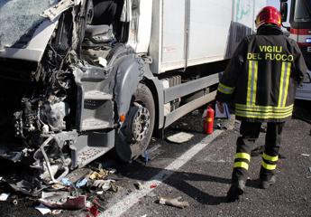 Potenza scontro tra due tir due morti