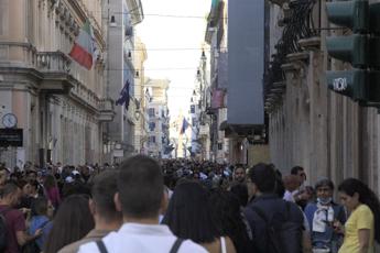 Roma cade pezzo cornicione da chiesa in via del Corso 51enne ferito