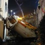 Roma camion rifiuti si schianta contro muro palazzina gravi autista e uninquilina