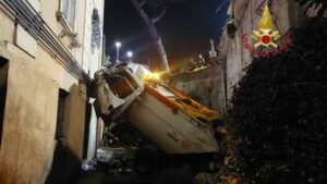 Roma camion rifiuti si schianta contro muro palazzina gravi autista e uninquilina