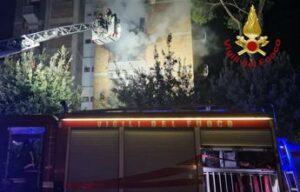 Roma incendio in appartamento a Torre Spaccata 3 feriti due sono gravi