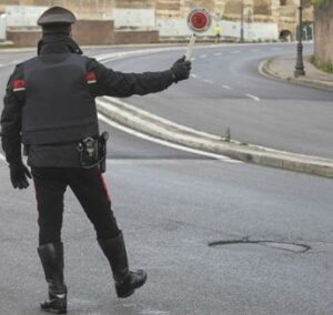 Roma minorenni fuggono allalt e si schiantano contro auto in sosta