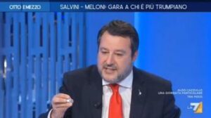 Salvini regala un Bacio a Lilli Gruber E la giornata della gentilezza Video