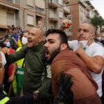 Sanchez visita dopo alluvione Valencia insulti e oggetti premier va via Video