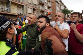 Sanchez visita dopo alluvione Valencia insulti e oggetti premier va via Video