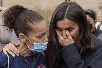 Spagna regina Letizia scoppia in lacrime sui luoghi alluvione Video