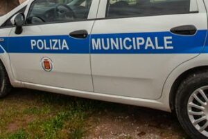 Spari a salve durante dimostrazione Vigili urbani a scuola scoppia polemica a Palermo